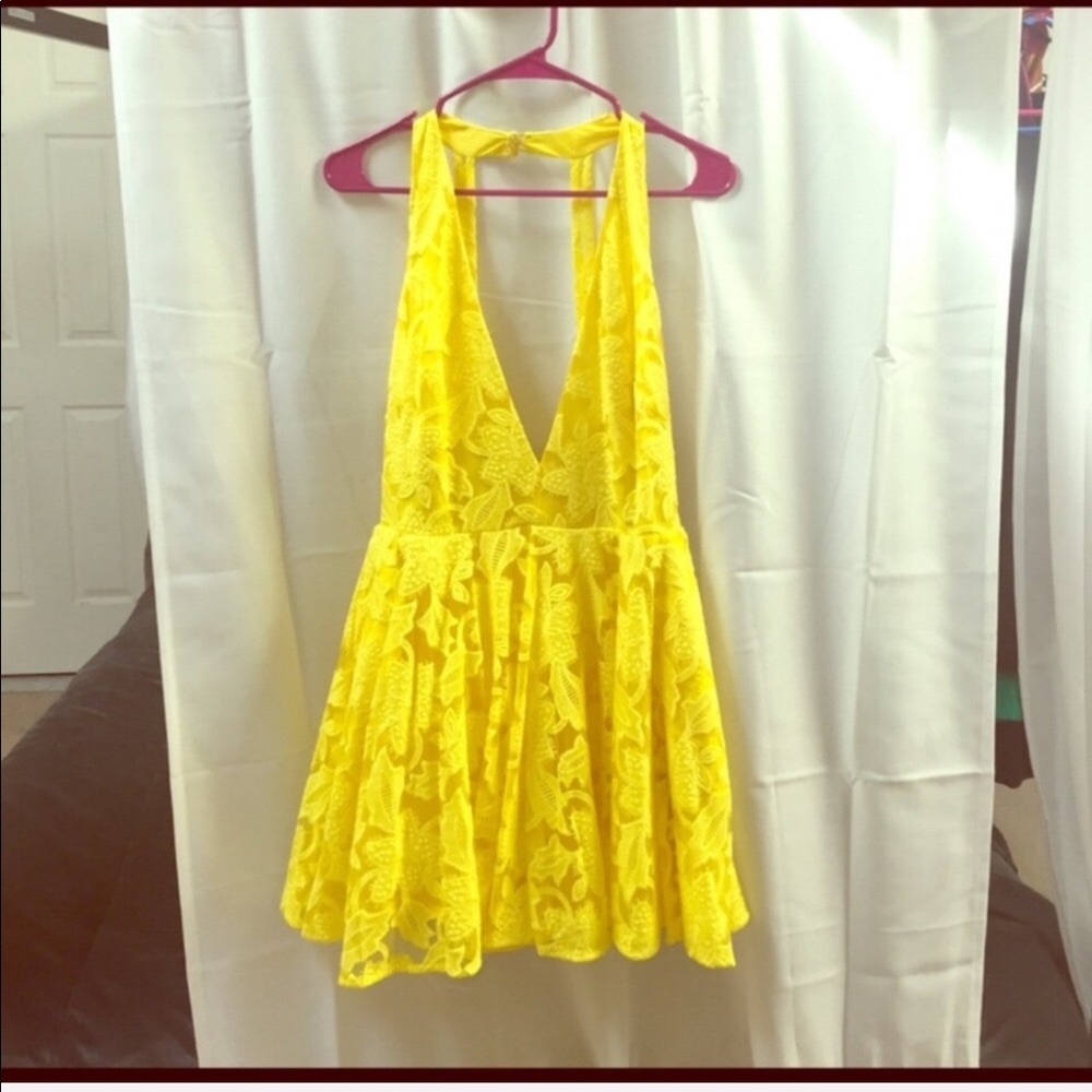 Bebe Deep plunge, yellow lace dress. Size 8